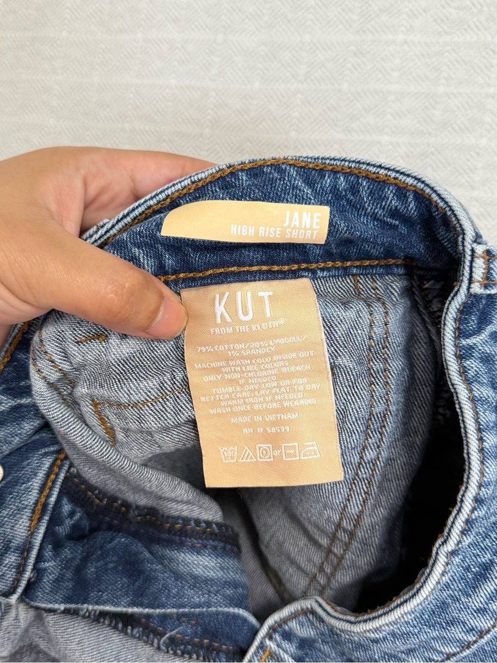 Kut from the Kloth Jane with Patch High-Rise Denim Shorts - Picture 5 of 11